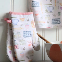 Load image into Gallery viewer, Vintage Baking Oven Mitt
