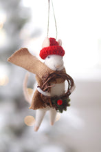 Load image into Gallery viewer, Willow Wreath Wilma Felt Mouse
